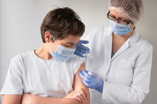 В Москва вече ваксинират деца от 12 до 17 години с ваксината 
