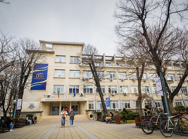С 10% увеличават заплатите и стипендиите в МУ - Варна