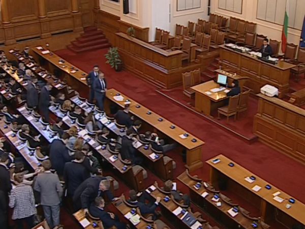 Напълно очаквано Народното събрание отхвърли още на първо четене предложените