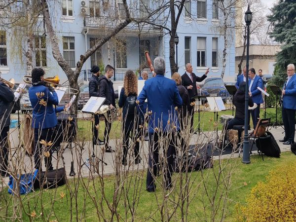 Софийският духов оркестър с музикална изненада за „Пирогов“