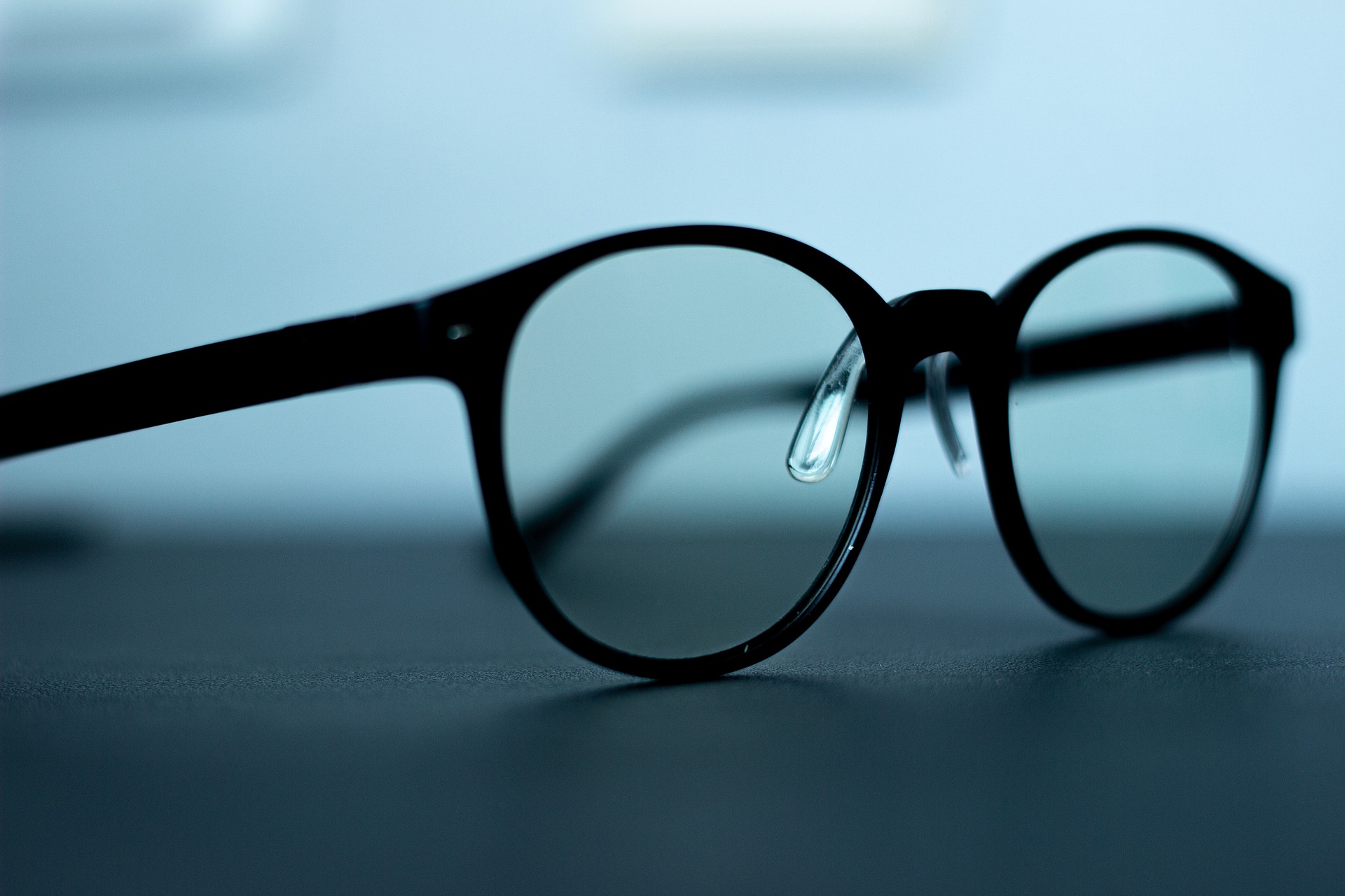 Хората с очила са по-защитени от COVID-19, лещите не носят такава полза