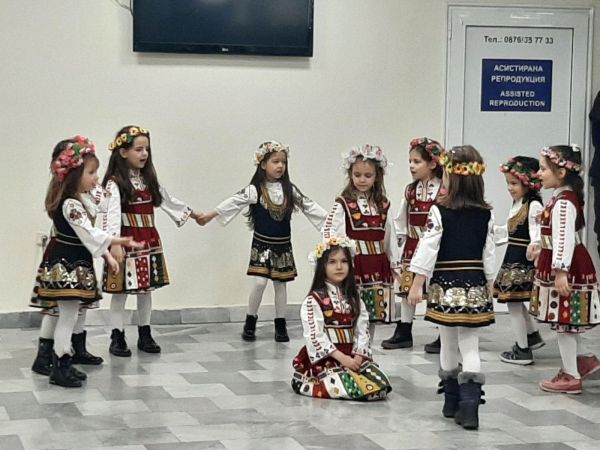 Лазарки от детска градина поздравиха медиците в УМБАЛ Бургас за празника
