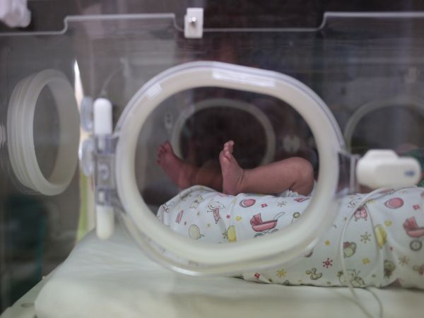 Три екстремно недоносени бебета спасиха в УМБАЛ – Пловдив
