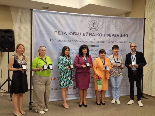 С почетен знак на Българската асоциация на помощник фармацевтите бе