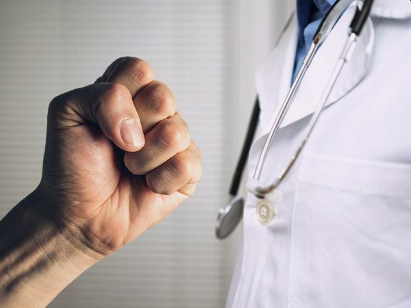 „Тренд“: 3200 лекари са били жертва на физическа агресия по време на работа