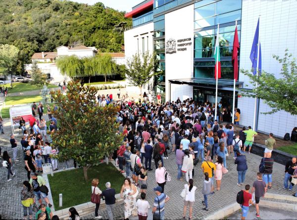 Ръст на кандидат-студентите за МУ-Пловдив