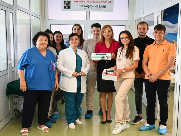 Студентите медици с дарение за Клиниката по детска хирургия към УМБАЛ „Свети Георги“ 